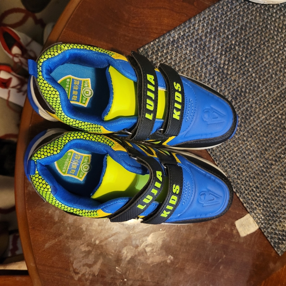 Tennis shoes new
